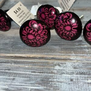 Elegant Black and Fusica Decorative Knobs and BonJour Sign and Shag Rug!
